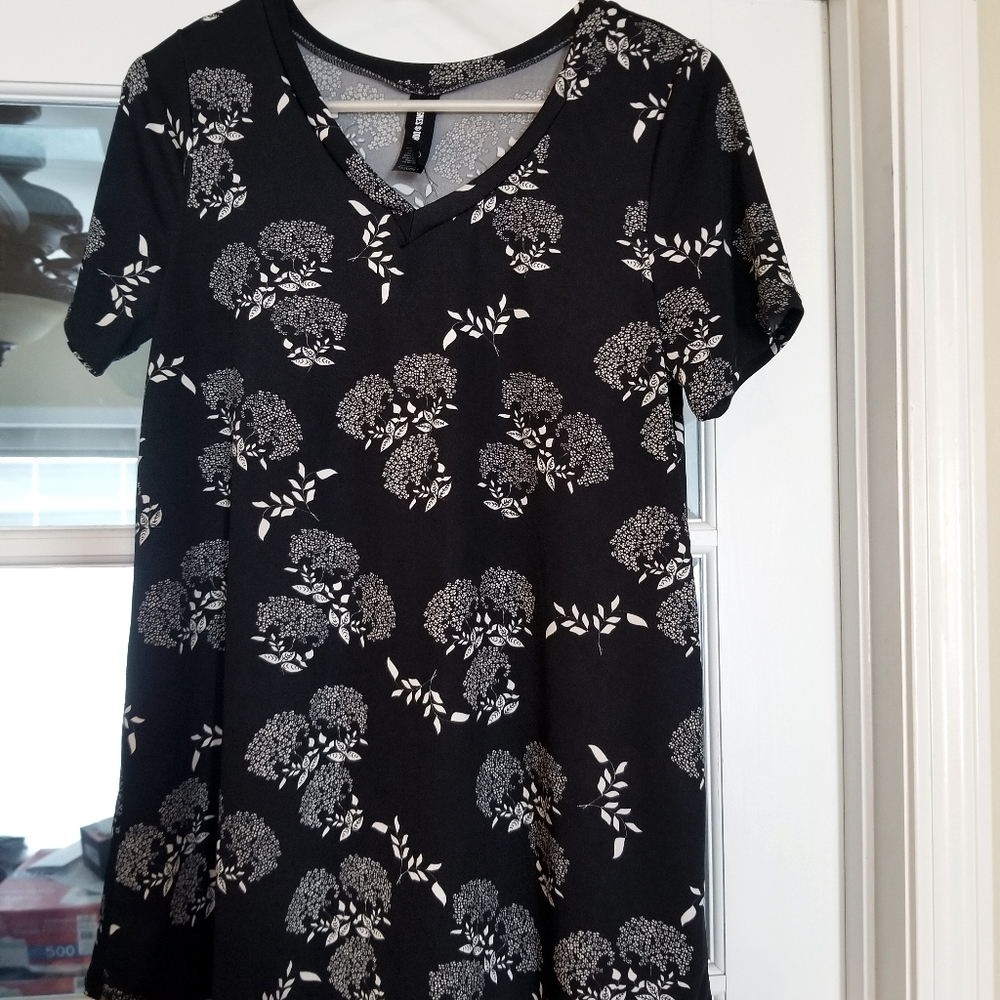 Agnes and Dora- M everyday tee